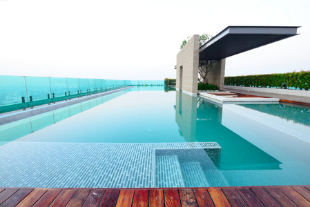 屋顶游泳池图片