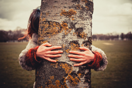 女人抱着一棵树