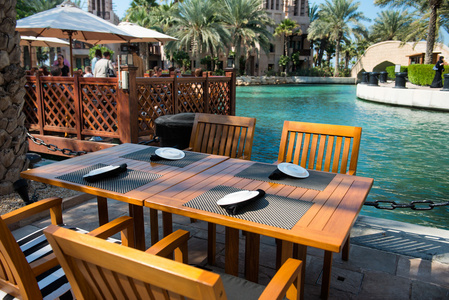 对地处热带的海滩   在迪拜一家酒店的海滩酒吧