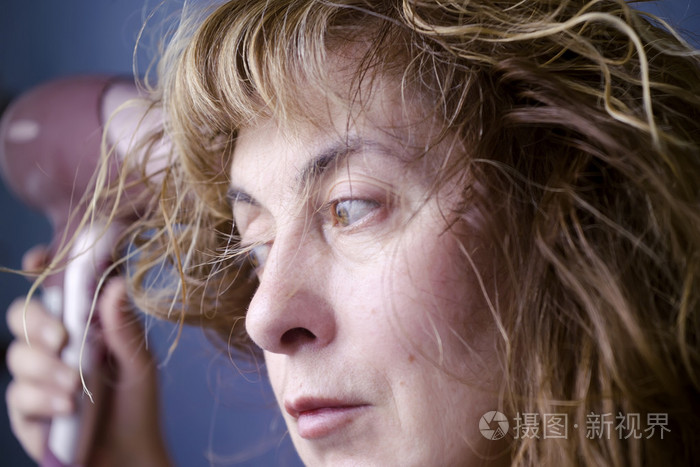 干她的头发的女人