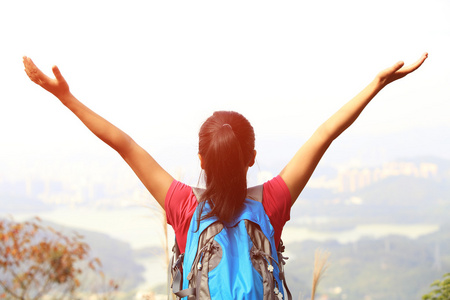 女登山者在山的山顶上图片