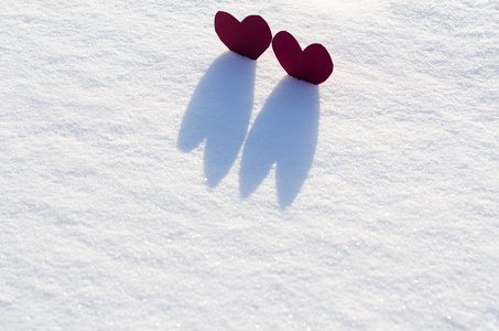 在雪中的两个红心