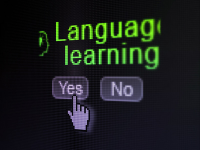 教育理念 头灯泡图标与语言学习数字计算机屏幕上