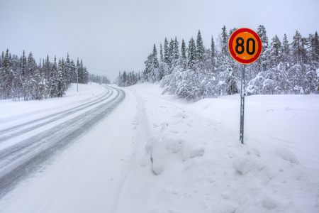 北极冬季的极雪路