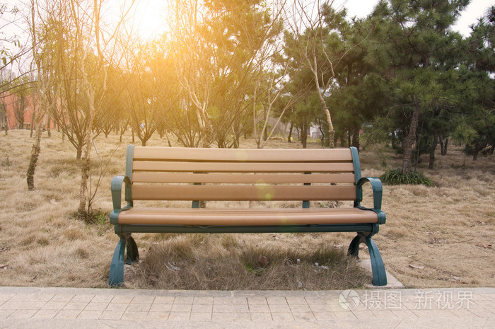 公园的长椅上