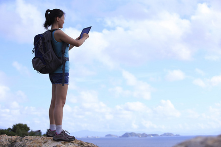 女人的徒步旅行者使用平板电脑