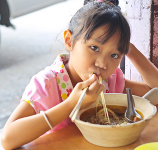 孩子面条孩子们吃面条照片