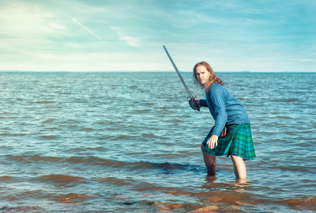 勇敢的人用苏格兰服装的剑图片