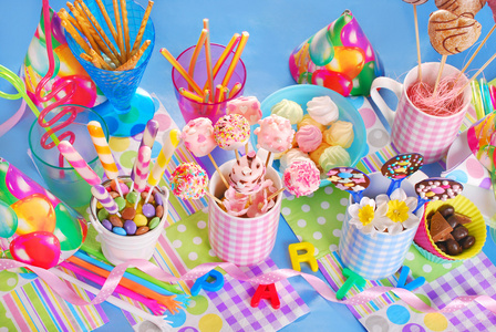 生日聚会表与孩子们的糖果照片