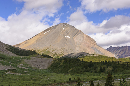 在山上孤峰