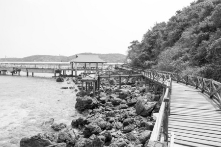在美丽的海景和白色沙滩的岛上的木桥
