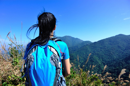 山峰上的女性登山者