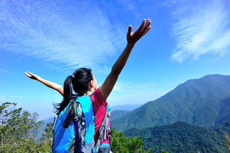 女子登山者寻找到旷野