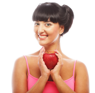 年轻的黑发女人与红苹果