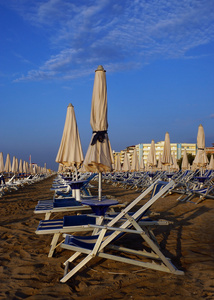 意大利在之计在于晨的海滩上的遮阳伞