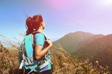 山峰上的女性登山者