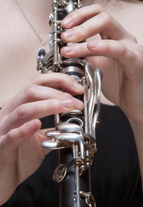 女音乐家演奏单簧管