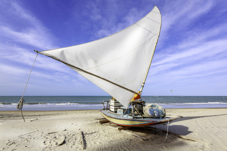 传统的小渔船，在巴西福塔莱萨海滩上