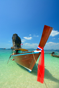 传统的船在海滩是泰国的主要旅游景点之一