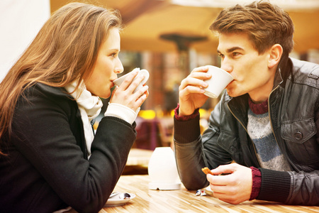 喝咖啡对年轻夫妇