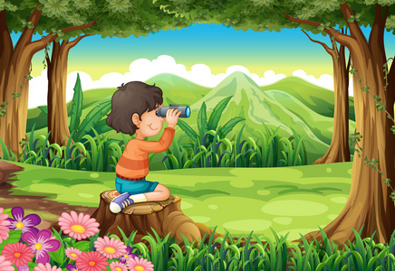 一个男孩坐在上面在森林树桩的望远镜