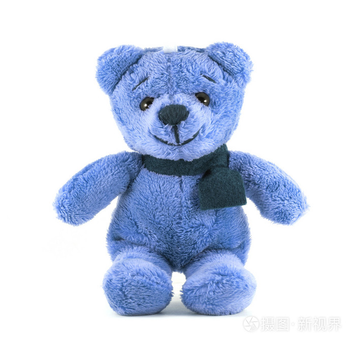白色背景上的手工玩具熊的蓝色颜色用围巾