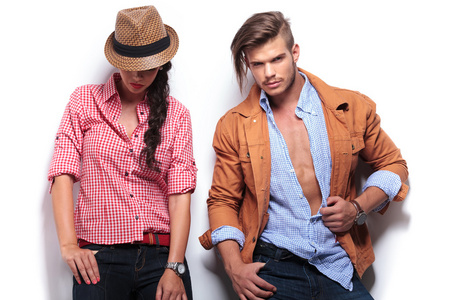 俯视时她的男友的女人在摆姿势照片