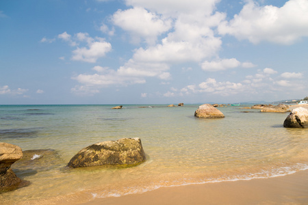 在海滩上的小波浪