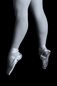 跳舞艺术摩托时站在脚趾上的芭蕾舞演员