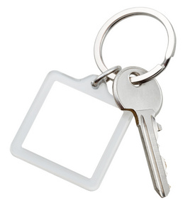 一扇门的钥匙和方形钥匙扣环上