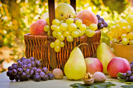 桌上柳条篮子里的新鲜水果