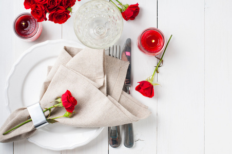 节日的餐桌设置与红玫瑰