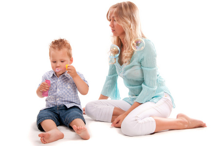 快乐妈妈与快乐儿子玩肥皂 bubbl 的肖像