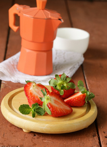 新鲜多汁的有机草莓上木桌乡村风格