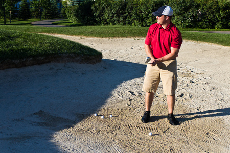 高尔夫球手从沙坑练习
