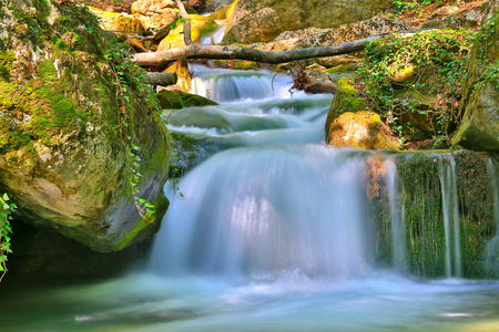 山区河流上的漂亮小瀑布图片