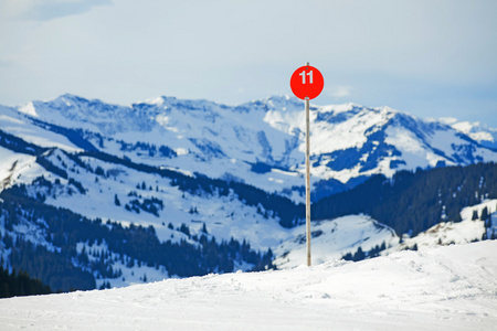 斜坡上滑雪度假村图片