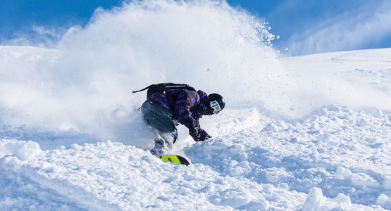活跃的冬季假期，滑雪和滑雪板
