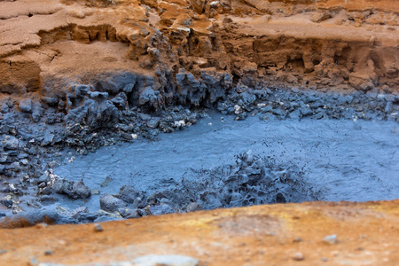 在地热区 hverir，冰岛的热泥盆