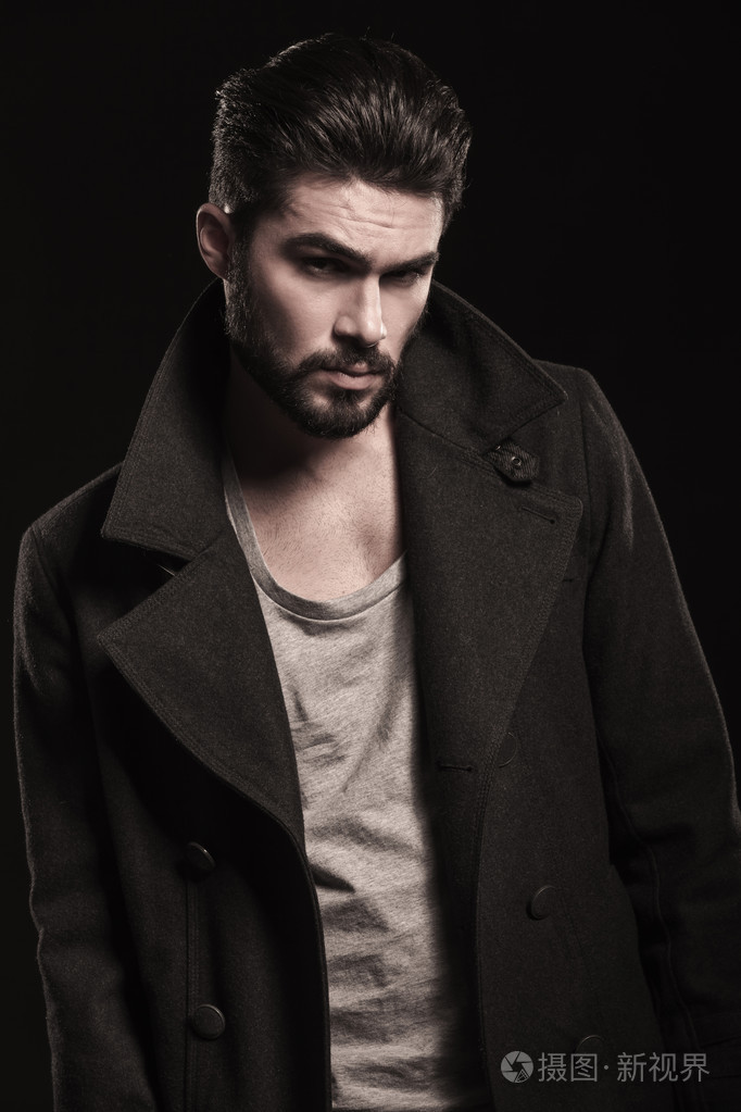 留着胡子的严重时尚男人的肖像