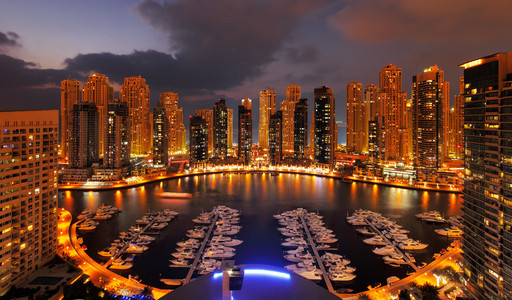 迪拜码头黄昏显示许多摩天大楼的猪苓汤