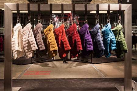 在米兰，意大利的 mipap 贸易展上展出的多彩外套