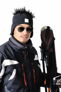 一个男性滑雪和全套设备在白色背景上的合影