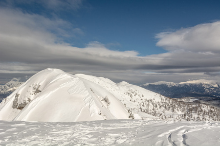 山顶上与滑雪追踪领先图片