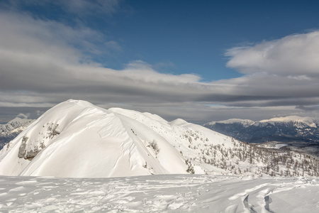 山顶上与滑雪追踪领先