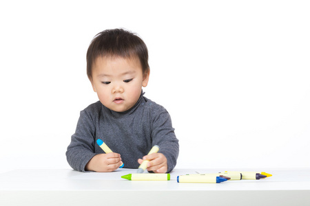 小男孩专注于绘图和孤立的白色衬底上