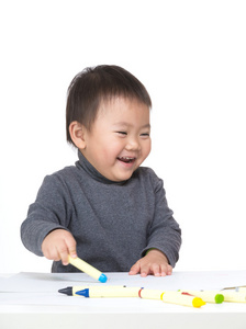 亚洲婴儿享受绘画的乐趣