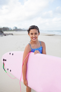 快乐的年轻女孩与冲浪板