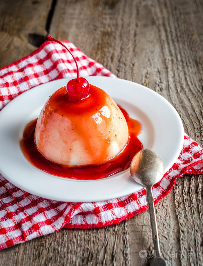 与草莓酱和樱桃奶油布丁