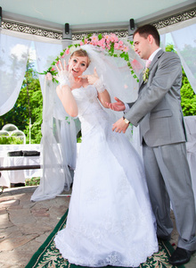 幸福的新娘吹嘘与仪式的结婚戒指